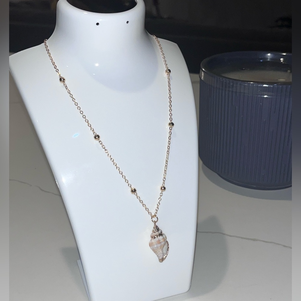 🫧Dainty Gold and White SeaShell Pendant Necklace🫧 - Picture 6 of 7